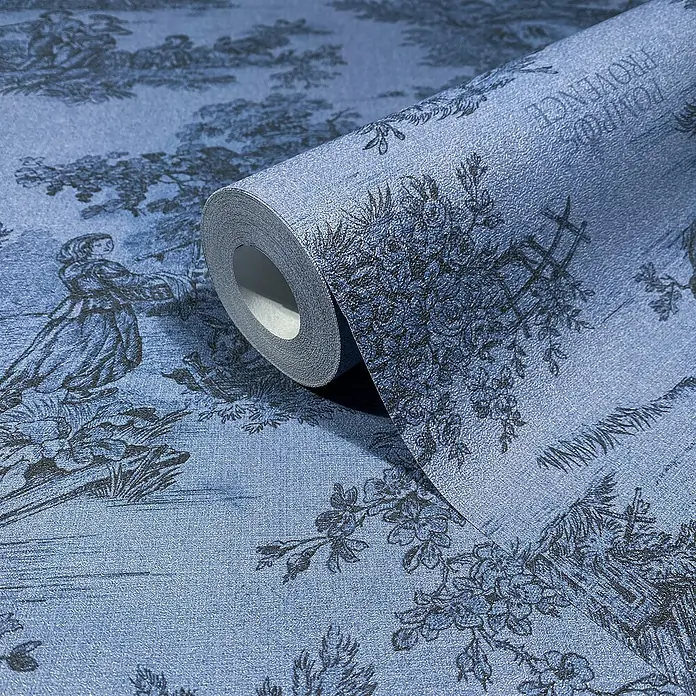 Glööckler Pompöös Provence Vliestapete - Blau/Schwarz, Grafisch, 10,05 x 0,53 m - Nahaufnahme einer Rolle blaues Toile-de-Jouy-Motiv Tapete, die eine ländliche Szene zeigt.