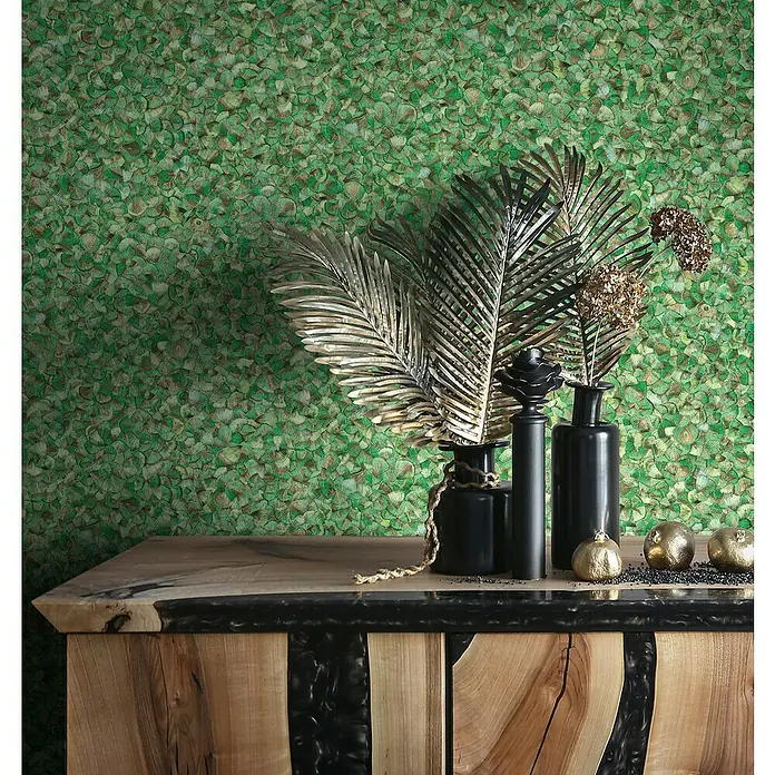 Glööckler Pompöös Provence Vliestapete Basic - Grün, Uni, 10,05 x 0,7 m - Elegante Kommode aus Holz mit Dekor und grüner Wand.
