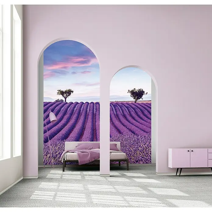Glööckler Pompöös Provence Fototapete Lavendelfeld - B x L: 212 x 270 cm, Vlies - Ein Schlafzimmer mit einer Lavendelfeld-Tapete, die durch zwei Bögen hindurch sichtbar ist, bietet eine ruhige und entspannende Atmosphäre.
