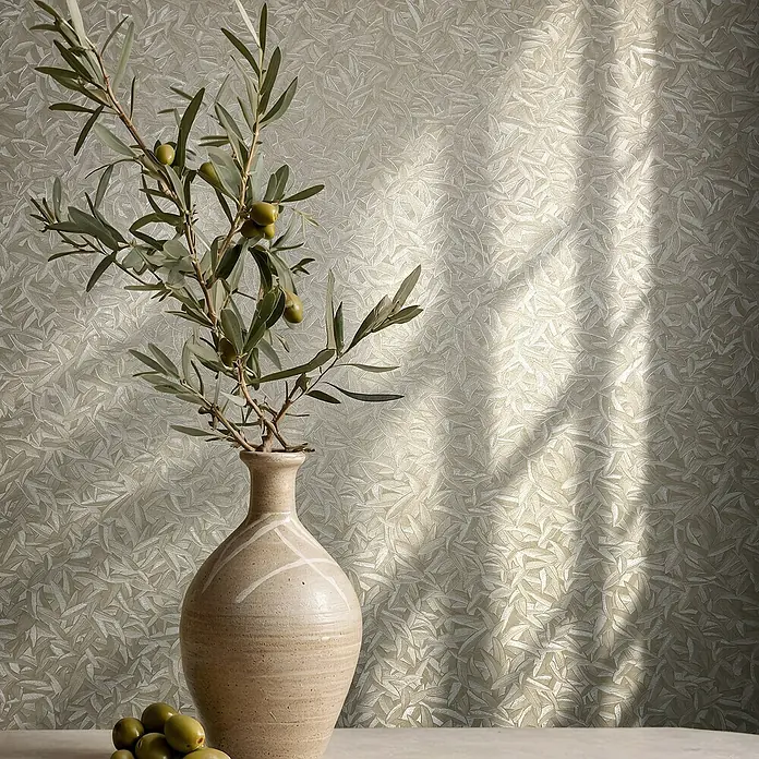 Glööckler Pompöös Provence Vliestapete Basic - Beige, Floral, 10,05 x 0,7 m - Elegante Nahaufnahme eines beigen Keramikgefäßes mit Olivenzweigen und Früchten vor einem gemusterten Hintergrund.