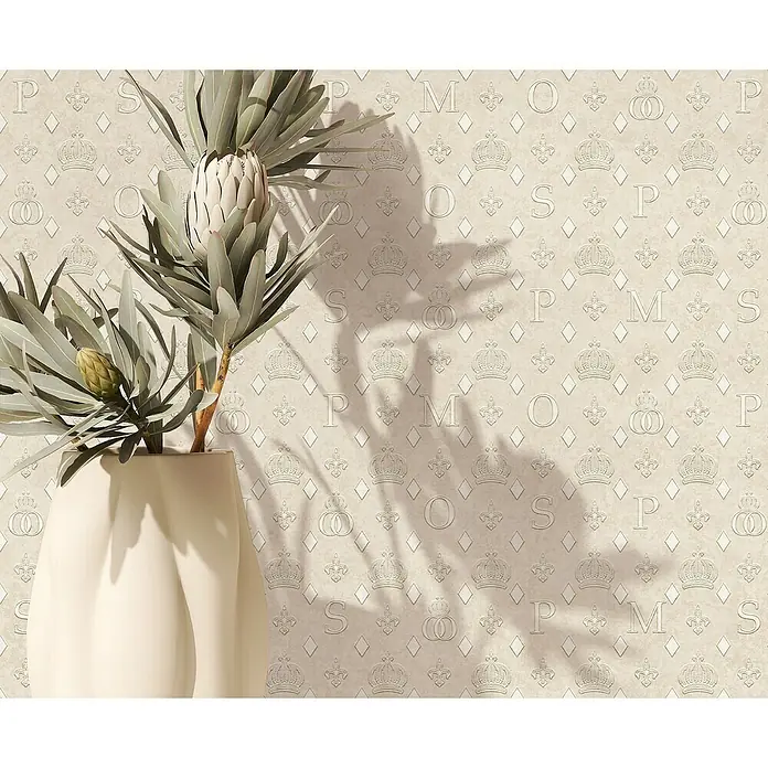 Glööckler Pompöös Provence Vliestapete - Beige, Grafisch, 10,05 x 0,53 m - Eine stilvolle Protea-Blume in einer modernen Vase, die vor einer Wand mit einem eleganten, geprägten Muster steht.