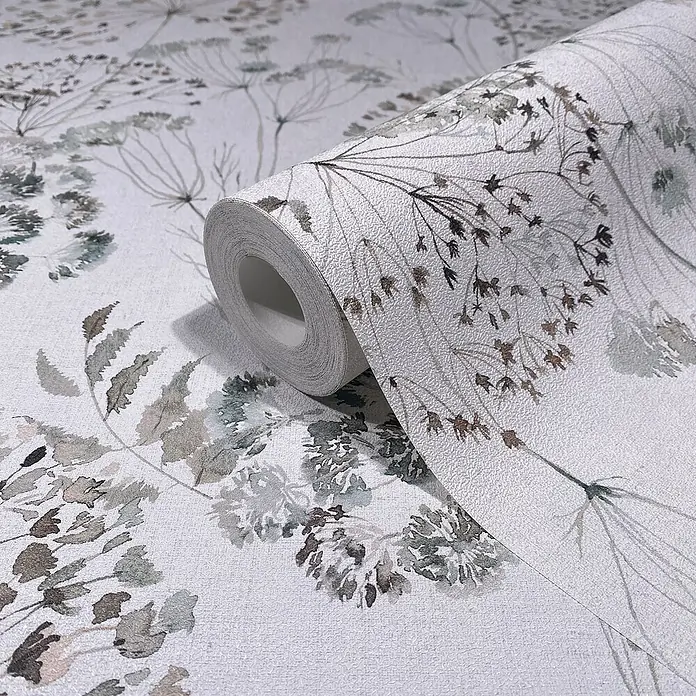 Glööckler Pompöös Provence Vliestapete - Grau/Beige/Grün, Floral, 10,05 x 0,53 m - Detailaufnahme einer Tapetenrolle mit floralem Muster in Grau- und Brauntönen auf weißem Grund. Das Design wirkt elegant und natürlich.