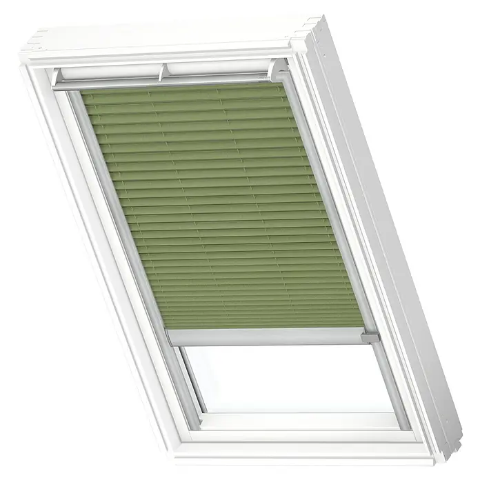 Velux Dachfensterplissee FML SK06 1280K - Farbe: Moosgrün - 1280K, Farbe Schiene: Aluminium, Elektrisch - Dieses Bild zeigt ein Dachfenster mit einem grünen Plissee-Rollo, das teilweise geöffnet ist und eine helle Lichtmenge hereinlässt.