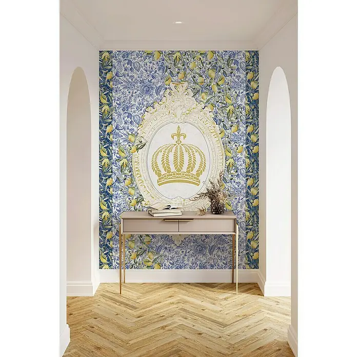 Glööckler Pompöös Provence Fototapete - Weiß/Blau/Grün/Gelb, Floral, L x B: 270 x 159 cm - Ansicht eines eleganten Flurs mit einem Konsolentisch vor einer Wandtapete mit Zitronenmuster und einer Krone im Rahmen.