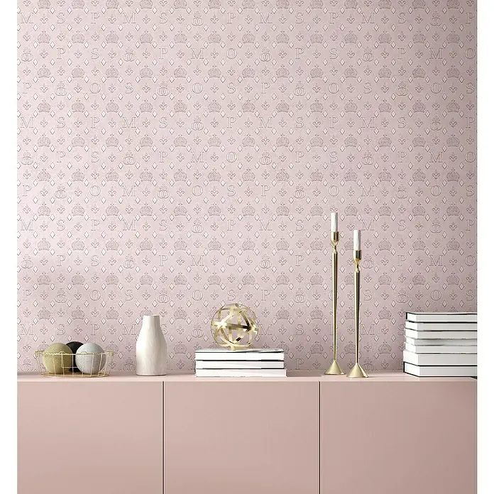 Glööckler Pompöös Provence Vliestapete - Rosa, Grafisch, 10,05 x 0,53 m - Rosa Tapete mit einem Muster aus Kronen, Rauten und Buchstaben, die eine elegante und verspielte Atmosphäre schafft.