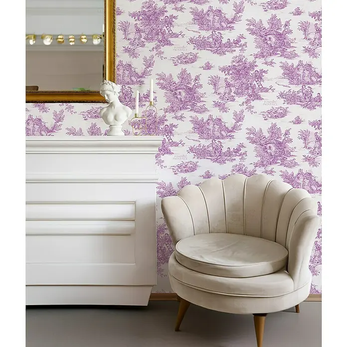 Glööckler Pompöös Provence Vliestapete - Grau/Lila, Grafisch, 10,05 x 0,53 m - Elegantes Interieur mit einem beigen Sessel, einem weißen Kamin und einem Spiegel vor einer lila Toile-Tapete.