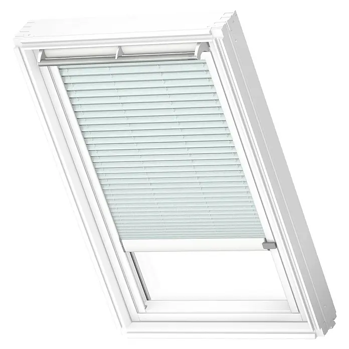 Velux Dachfensterplissee FML UK04 1285KWL - Farbe: Himmelblau - 1285KWL, Farbe Schiene: Weiß, Elektrisch - Nahaufnahme eines Dachfensters mit geschlossenem, hellem Plissee, das für sanftes Licht sorgt und Privatsphäre bietet.