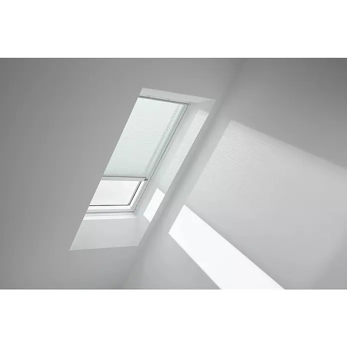Velux Dachfensterplissee FML UK04 1285KWL - Farbe: Himmelblau - 1285KWL, Farbe Schiene: Weiß, Elektrisch - Ein Dachfenster mit heruntergelassenem Rollo in einem hellen Raum, das Tageslicht hereinlässt. Das Fenster sorgt für eine natürliche Belichtung im Raum.