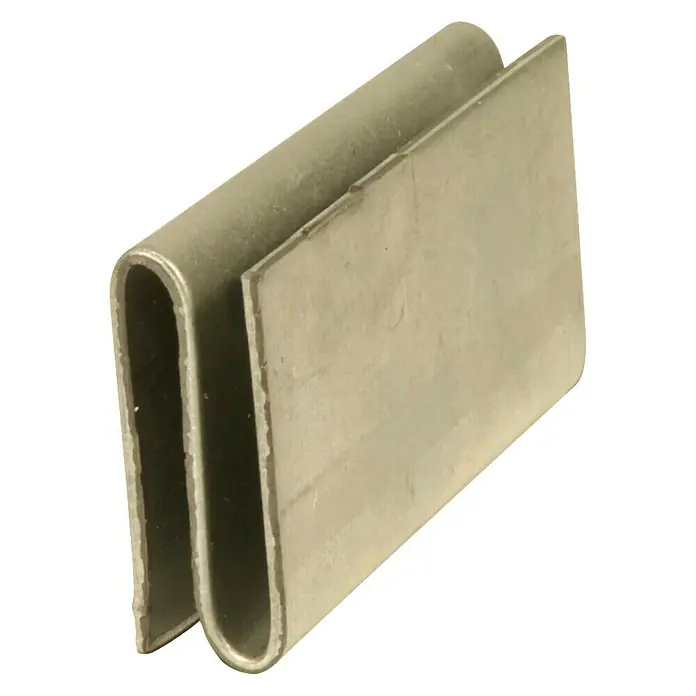 Simonrack Conector de esquina - L x An x Al: 1,2 x 3 x 6,4 cm, Plateado - Primer plano de un clip metálico, utilizado para aplicaciones industriales o elementos de fijación. El diseño es robusto y funcional.