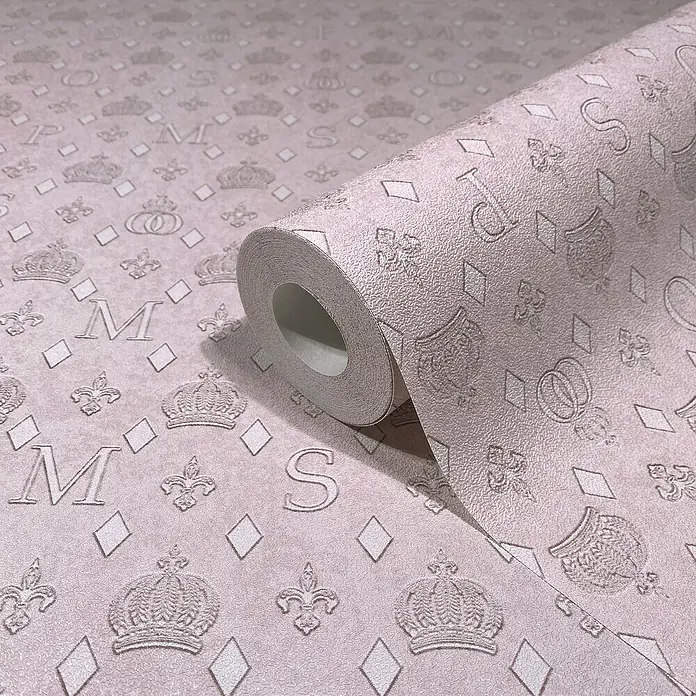Glööckler Pompöös Provence Vliestapete - Rosa, Grafisch, 10,05 x 0,53 m - Nahaufnahme einer Rolle gemusterter Tapete in sanften Rosatönen mit verschiedenen Symbolen und Buchstaben als Dekor.