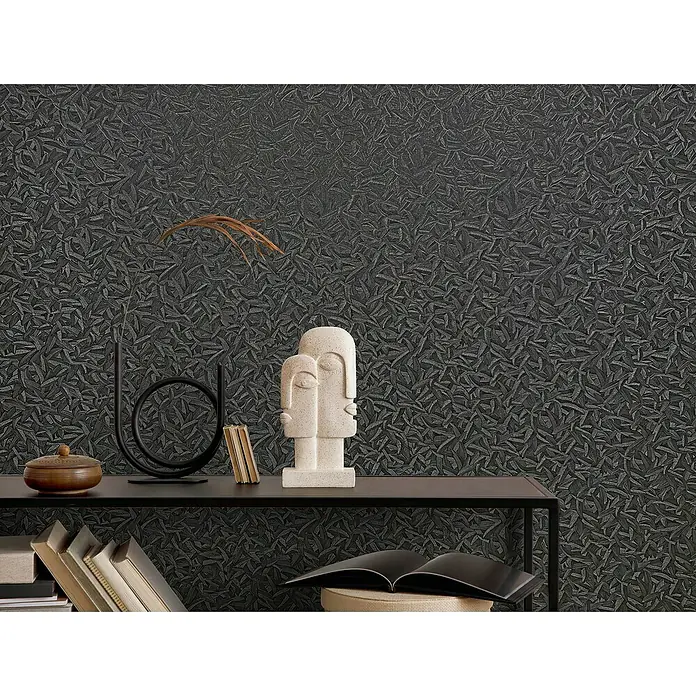 Glööckler Pompöös Provence Vliestapete Basic - Schwarz, Floral, 10,05 x 0,7 m - Dekorative Nahaufnahme von Wohnaccessoires wie Statuen, Büchern und einer Schale, die auf einem schwarzen Regal vor einer strukturierten Wand stehen.