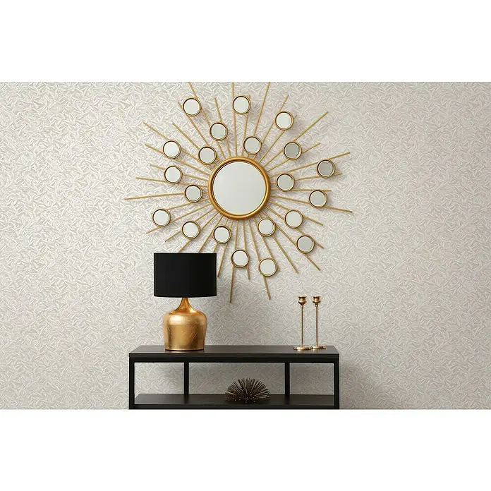Glööckler Pompöös Provence Vliestapete Basic - Pearl, Floral, 10,05 x 0,7 m - Wanddekor mit einem Spiegel, einer goldenen Lampe und Kerzenhaltern auf einem schwarzen Regal.
