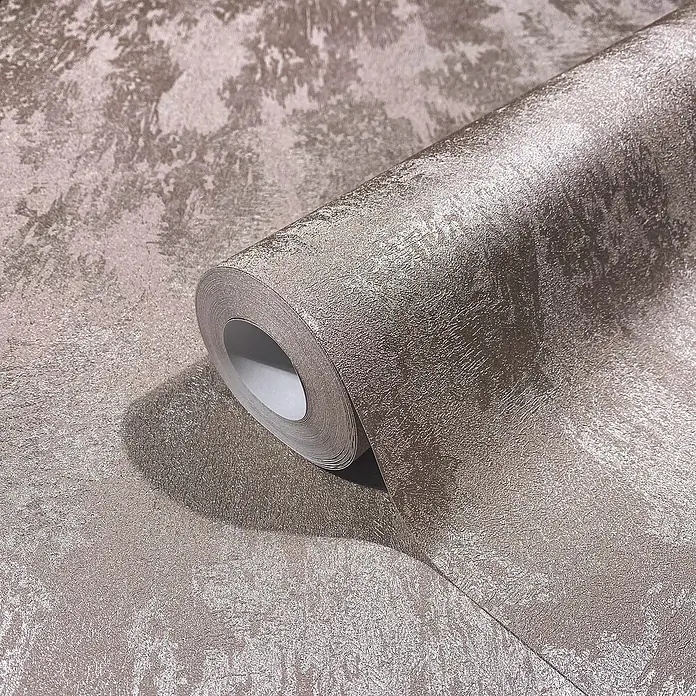 Glööckler Pompöös Provence Vliestapete - Rosa, Metalloptik, 10,05 x 0,53 m - Nahaufnahme einer Rolle strukturierter, glänzender Tapete in sanften Erdtönen, die eine elegante und moderne Atmosphäre vermittelt.