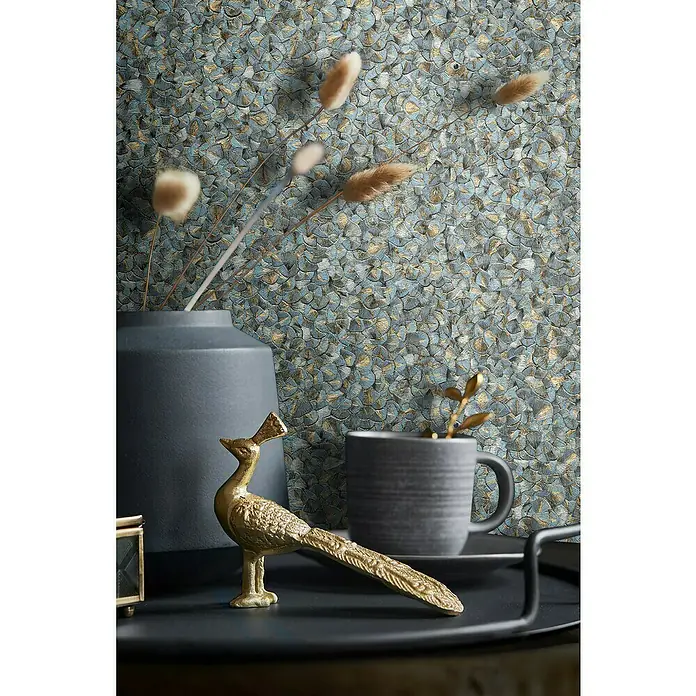 Glööckler Pompöös Provence Vliestapete Basic - Lila/Grün/Gold, Uni, 10,05 x 0,7 m - Nahaufnahme einer stilvollen Inneneinrichtung mit einer blauen Tapete, einer Vase und einem goldenen Vogel.