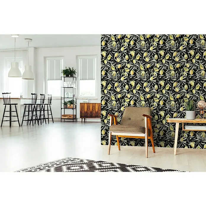 Glööckler Pompöös Provence Vliestapete Zitronen - Schwarz/Grün/Gelb, Floral, 10,05 x 0,53 m - Einladender Raum mit einer Akzentwand, die mit einem Zitronenmuster verziert ist, das dem Raum einen Hauch von Frische und Lebendigkeit verleiht.