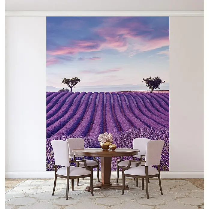 Glööckler Pompöös Provence Fototapete Lavendelfeld - B x L: 212 x 270 cm, Vlies - Wandbild mit Lavendelfeld und Esstisch-Ensemble. Farbenfrohe Dekoration für ein stilvolles Zuhause mit mediterranem Flair.