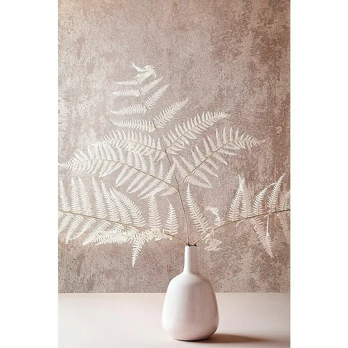 Glööckler Pompöös Provence Vliestapete - Rosa, Metalloptik, 10,05 x 0,53 m - Dekorative weiße Farnzweige in einer eleganten, bauchigen Vase vor einem sanften, strukturierten Hintergrund.