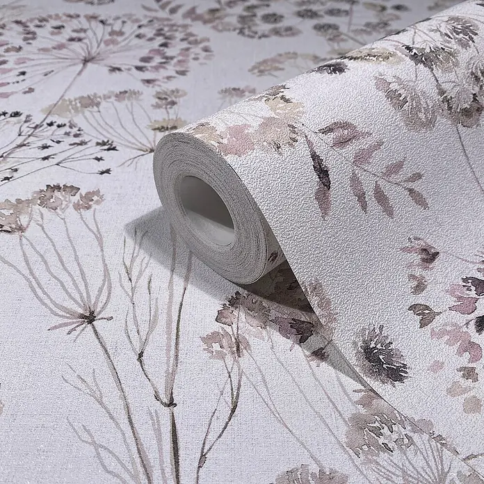 Glööckler Pompöös Provence Vliestapete - Grau/Beige/Rosa, Floral, 10,05 x 0,53 m - Nahaufnahme einer Rolle floral gemusterter Tapete in zarten Lila- und Grautönen. Die Tapete hat eine feine Textur und ein elegantes Design.