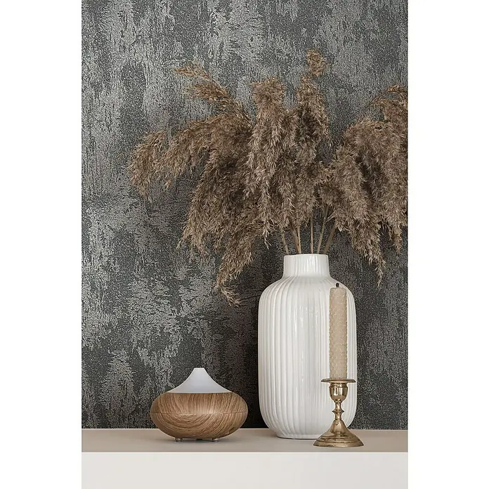 Glööckler Pompöös Provence Vliestapete - Schwarz, Metalloptik, 10,05 x 0,53 m - Stimmungsvolle Einrichtung mit einem Diffusor, einer weißen Vase mit Trockenblumen und einem Kerzenständer auf einem Regal.