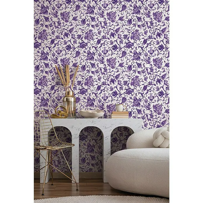 Glööckler Pompöös Provence Vliestapete - Grau/Lila, Floral, 10,05 x 0,53 m - Elegante Inneneinrichtung mit floral gemusterter Tapete in Lila, kombiniert mit modernen Möbeln in Gold und Weiß.
