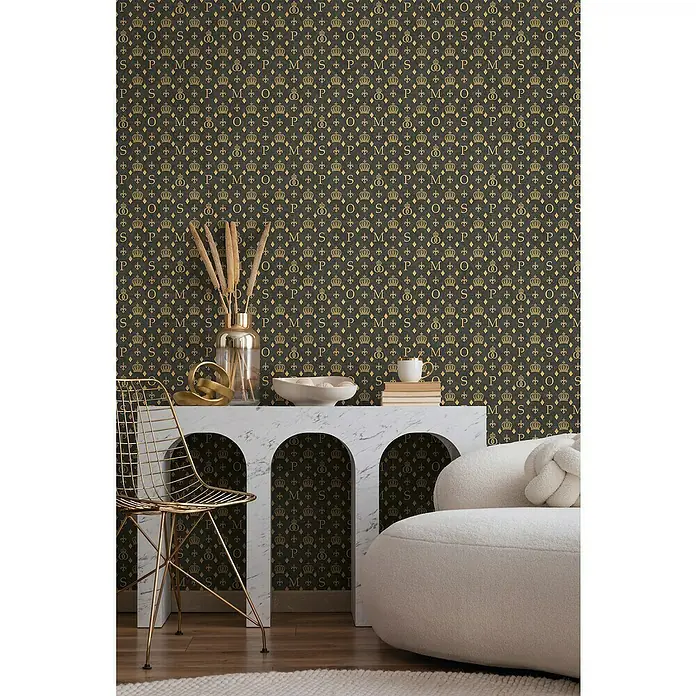 Glööckler Pompöös Provence Vliestapete - Schwarz/Gold, Grafisch, 10,05 x 0,53 m - Detailaufnahme einer Wand mit dunkler Tapete, verziert mit goldenen Kronen, Buchstaben und Symbolen, die ein elegantes Muster bilden.