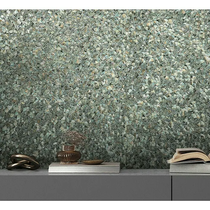 Glööckler Pompöös Provence Vliestapete Basic - Lila/Grün/Gold, Uni, 10,05 x 0,7 m - Nahaufnahme eines dekorierten Kamins mit schimmernden Wandfliesen in Fischschuppenoptik. Eine stimmungsvolle und stilvolle Wohnraumgestaltung.