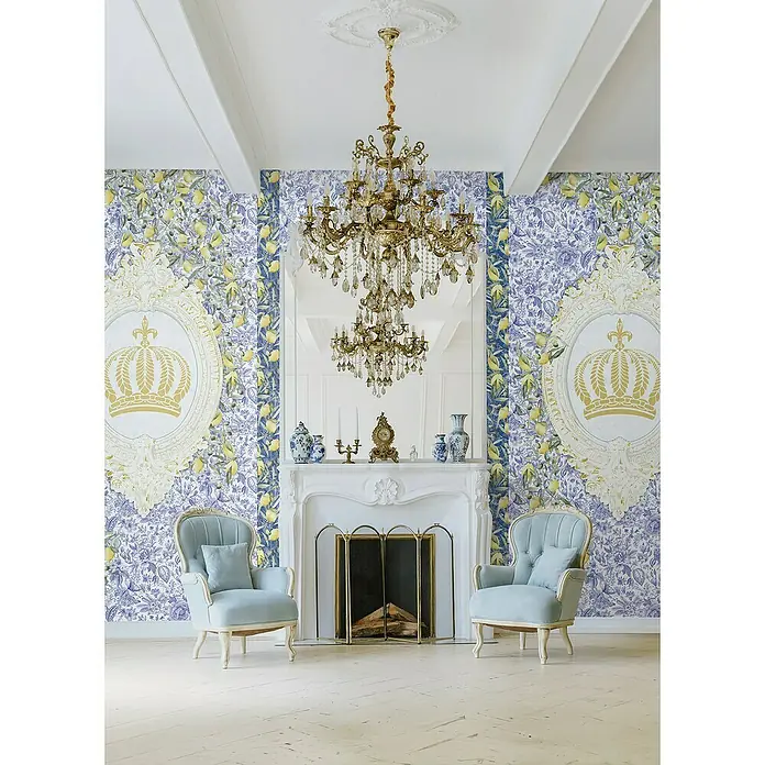 Glööckler Pompöös Provence Fototapete - Weiß/Blau/Grün/Gelb, Floral, L x B: 270 x 159 cm - Elegantes Interieur mit zwei hellblauen Sesseln, einem Kamin mit Spiegel und einem prunkvollen Kronleuchter, der den Raum luxuriös wirken lässt.