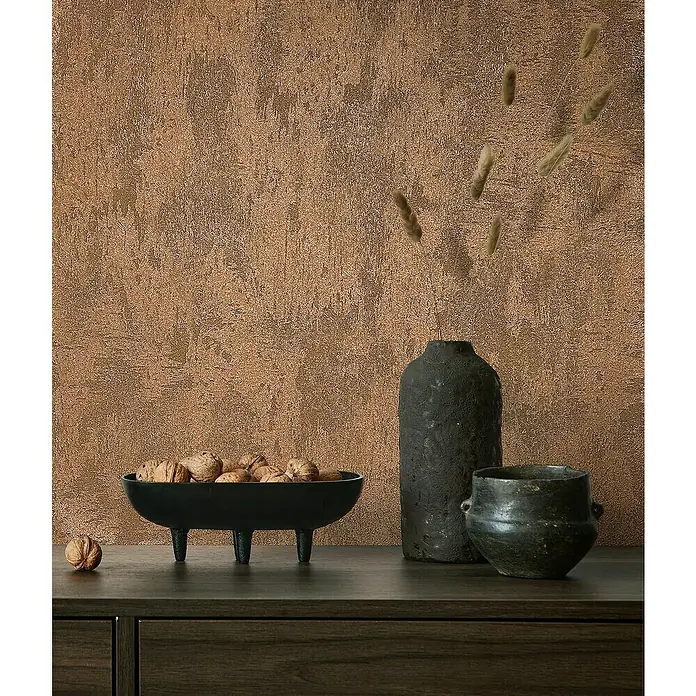 Glööckler Pompöös Provence Vliestapete - Kupfer, Metalloptik, 10,05 x 0,53 m - Dekorative Nahaufnahme einer schwarzen Schale mit Walnüssen und rustikalen Vasen auf einem dunklen Holzmöbelstück vor einer strukturierten Wand.