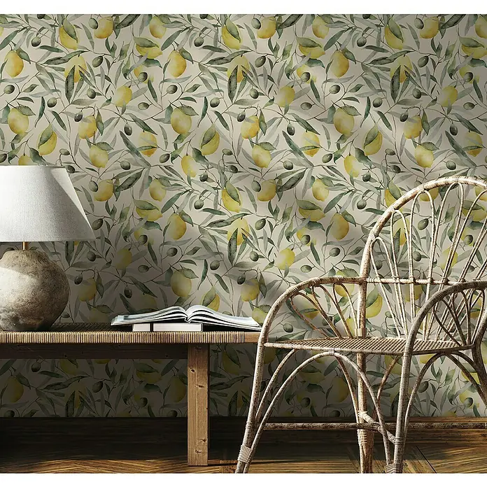 Glööckler Pompöös Provence Vliestapete Zitronen - Beige/Grün/Gelb, Floral, 10,05 x 0,53 m - Stilvolles Interieur mit Zitronen-Tapete, rustikalem Tisch, Lampe und Rattanstuhl für ein gemütliches Ambiente.
