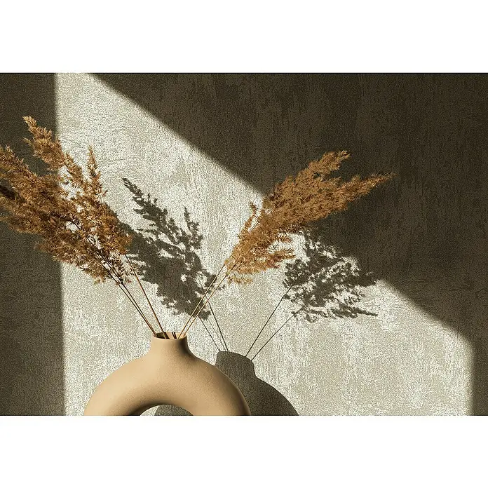 Glööckler Pompöös Provence Vliestapete - Platin, Metalloptik, 10,05 x 0,53 m - Dekoratives Stillleben mit einem stilvollen Donut-Vase, Trockenblumen und einem schönen Licht- und Schattenspiel an der Wand.