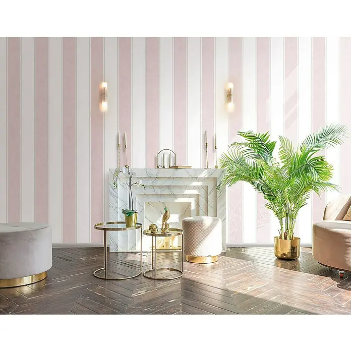 Glööckler Pompöös Provence Vliestapete - Weiß/Rosa, Streifen, 10,05 x 0,53 m - Elegantes Interieur mit gestreifter Tapete in Rosa und Weiß, ergänzt durch goldene Akzente und grüne Pflanzen, die eine stilvolle Atmosphäre schaffen.