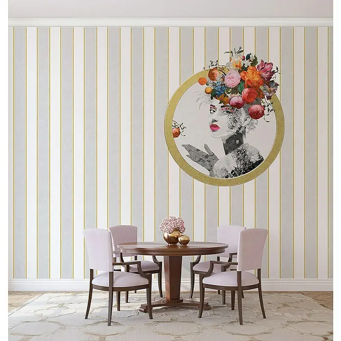 Glööckler Pompöös Provence Vliestapete - Weiß/Grau, Streifen, 10,05 x 0,53 m - Elegantes Esszimmer mit rundem Holztisch, zarten Stühlen und einem auffälligen Wandbild, das dem Raum eine künstlerische Note verleiht.