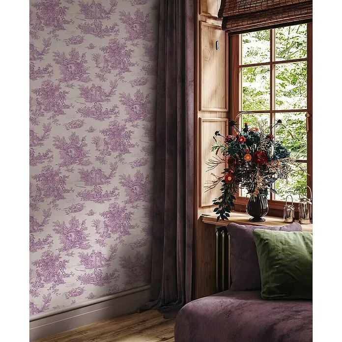 Glööckler Pompöös Provence Vliestapete - Grau/Lila, Grafisch, 10,05 x 0,53 m - Zimmeransicht mit lila Toile-Tapete und Vorhängen, ergänzt durch ein Sofa und ein Fenster mit Blumen.