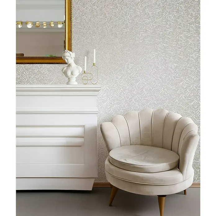 Glööckler Pompöös Provence Vliestapete Basic - Pearl, Floral, 10,05 x 0,7 m - Ein bequemer, cremefarbener Sessel mit Muschel-Design und passendem Kissen. Perfekt als Blickfang in jedem Raum!