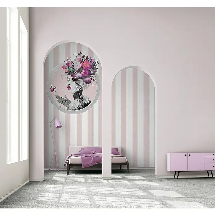 Glööckler Pompöös Provence Fototapete - Weiß/Rosa/Grau, Streifen, L x B: 270 x 159 cm - Elegantes Interieur mit dekorativer Wandgestaltung, bestehend aus Streifen und einem Wandbild mit floralem Kopfschmuck, ergänzt durch eine zarte Farbpalette.