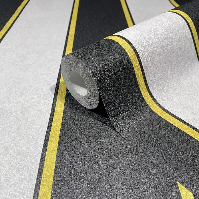 Glööckler Pompöös Provence Vliestapete - Grau/Schwarz, Streifen, 10,05 x 0,53 m - Nahaufnahme einer Rolle Vinyltapete in Schwarz, Weiß und Gelb, die ein modernes, geometrisches Muster zeigt. Ideal für stilvolle Innenräume.