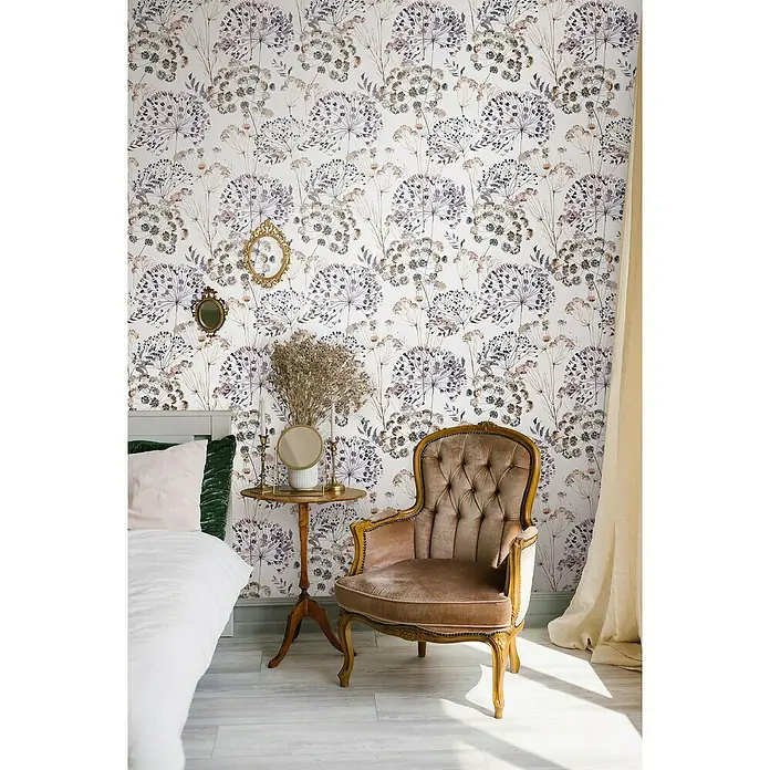 Glööckler Pompöös Provence Vliestapete - Grau/Braun/Lila, Floral, 10,05 x 0,53 m - Das elegante Sessel mit Knopfheftung ist ein echter Hingucker in diesem stilvollen Interieur mit floraler Tapete. Die ideale Sitzgelegenheit.