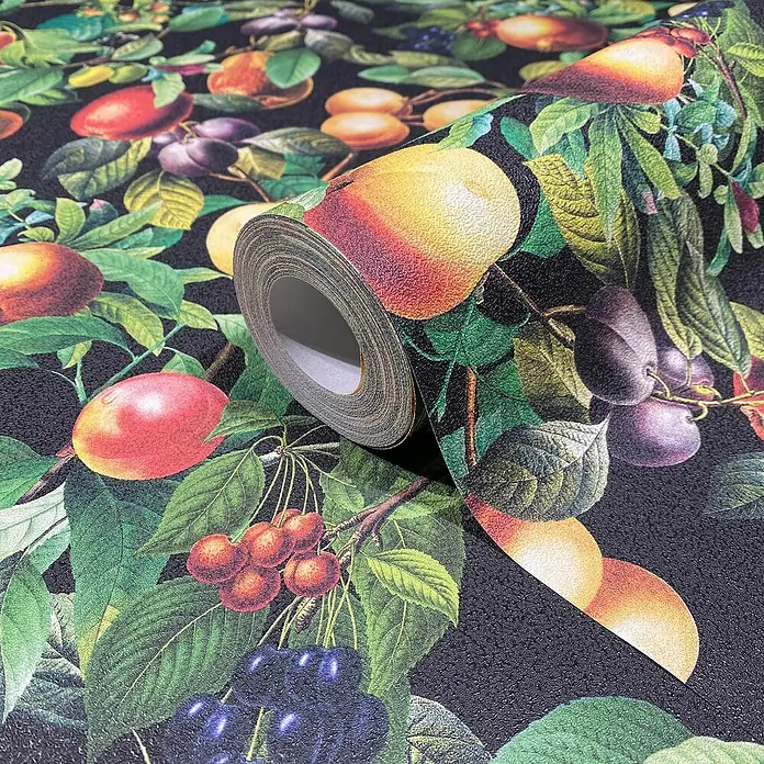 Glööckler Pompöös Provence Vliestapete - Schwarz/Grün/Orange, Floral, 10,05 x 0,53 m - Rolle фруктовое Wallpaper mit Pfirsichen, Pflaumen, Kirschen und Blättern auf schwarzem Hintergrund, ideal für Innenräume.