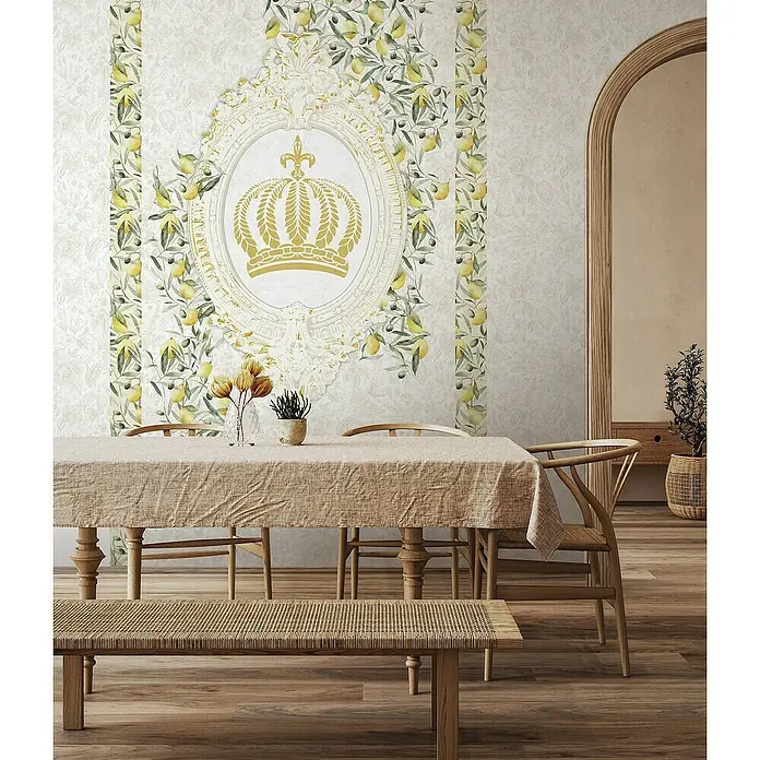 Glööckler Pompöös Provence Fototapete - Weiß/Grün/Gelb, Floral, L x B: 270 x 159 cm - Elegantes Esszimmer mit einem Esstisch, Stühlen und einer Bank vor einer Wandtapete mit Zitronenmuster und einer Krone.
