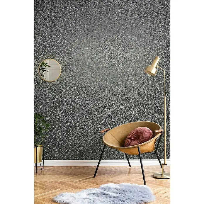 Glööckler Pompöös Provence Vliestapete Basic - Schwarz, Floral, 10,05 x 0,7 m - Ein stilvolles Interieur mit einem Sessel, einer Stehlampe und einer Wand mit einem ungewöhnlichen Muster.