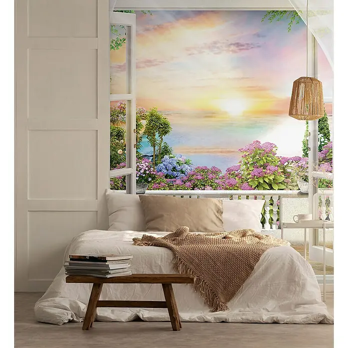 Glööckler Pompöös Provence Fototapete Blumiger Ausblick - B x L: 212 x 270 cm, Vlies - Gemütliches Schlafzimmer mit Tagesdecke auf dem Bett und Fenster mit Blick auf den Sonnenuntergang.