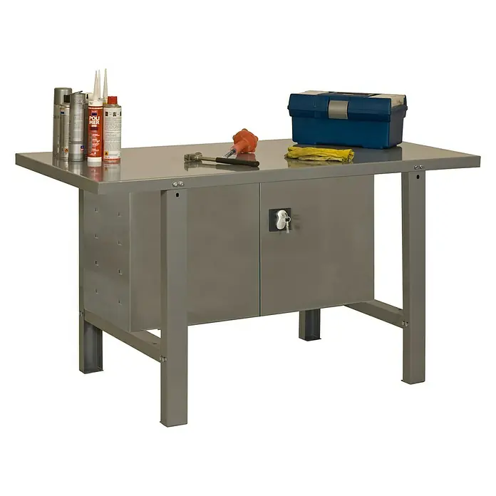 Simonrack Simonwork Werkbank BT6 Metal Cabinet 1200 - L x B: 73 x 120 cm, Arbeitshöhe: 83 cm, Belastbarkeit: 800 kg, Grau - Werkbank mit Werkzeugen. Die Werkbank hat einen Schrank und ist mit einer Werkzeugkiste, Dichtstoffen, Hammer und Handschuhen ausgestattet.