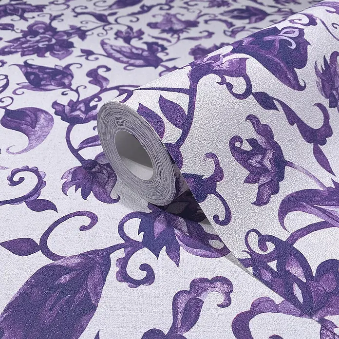 Glööckler Pompöös Provence Vliestapete - Grau/Lila, Floral, 10,05 x 0,53 m - Nahaufnahme einer Rolle lila Blumen-Tapete. Sie ist detailreich und perfekt für ein stilvolles Zuhause.