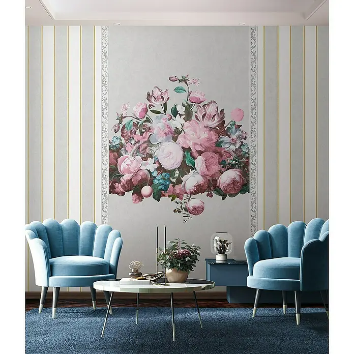 Glööckler Pompöös Provence Vliestapete - Weiß/Grau, Streifen, 10,05 x 0,53 m - Ein elegantes Wohnzimmer mit zwei blauen Sesseln, einem runden Tisch und einem blumigen Wandbild, das eine Atmosphäre von Luxus und Komfort schafft.