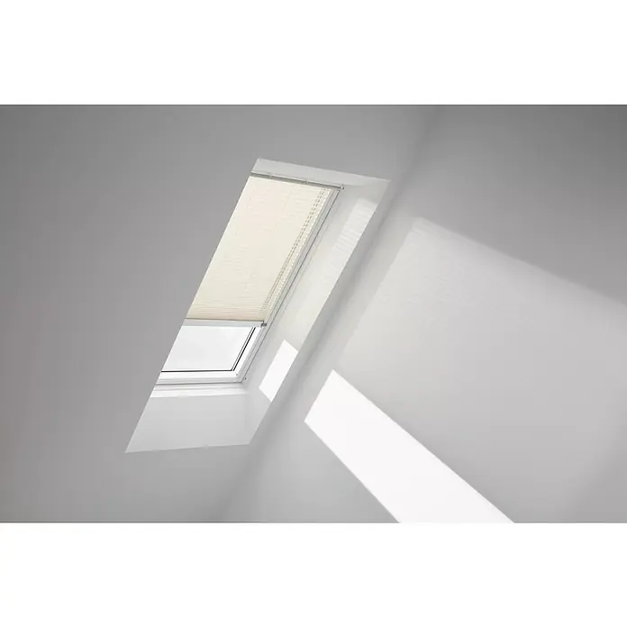 Velux Dachfensterplissee FSL P10 1283KWL - Farbe: Champagner - 1283KWL, Farbe Schiene: Weiß, Solarbetrieben - Dachfenster mit Jalousien, die teilweise geöffnet sind und Licht hereinlassen, wobei die Jalousien eine cremefarbene Tönung haben.