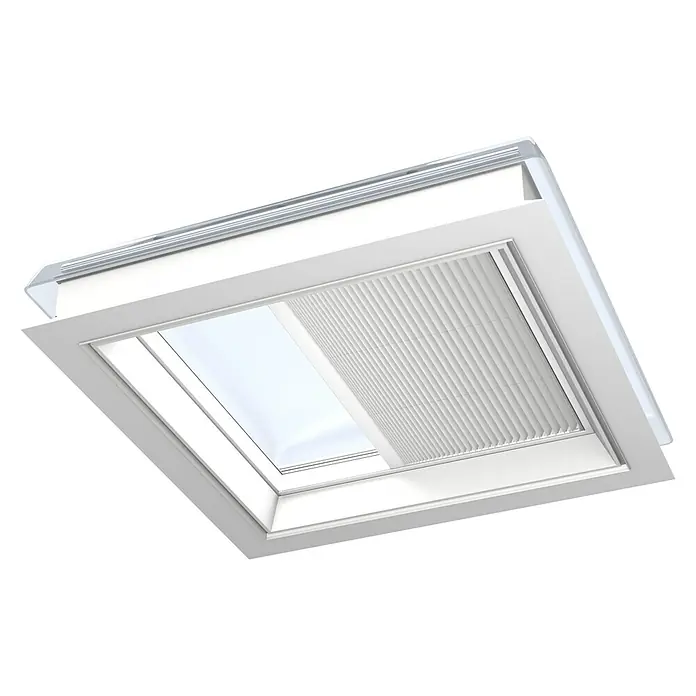 Velux Dachfensterplissee FMG 090090 1016KWL - Farbe: Weiß - 1016KWL, Farbe Schiene: Weiß, Elektrisch - Nahaufnahme eines Dachfensters mit Jalousie. Das weiße Dachfenster lässt natürliches Licht herein und sorgt gleichzeitig für Privatsphäre.