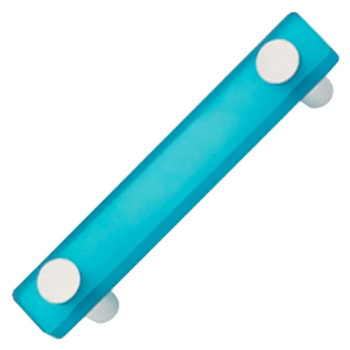Nesu Tirador para muebles 620AZ - L x An x Al: 12,6 x 2,3 x 2,6 cm, Plástico, Azul - Primer plano de un tirador de mueble turquesa con puntos de fijación redondos de color plata, sobre una superficie blanca.