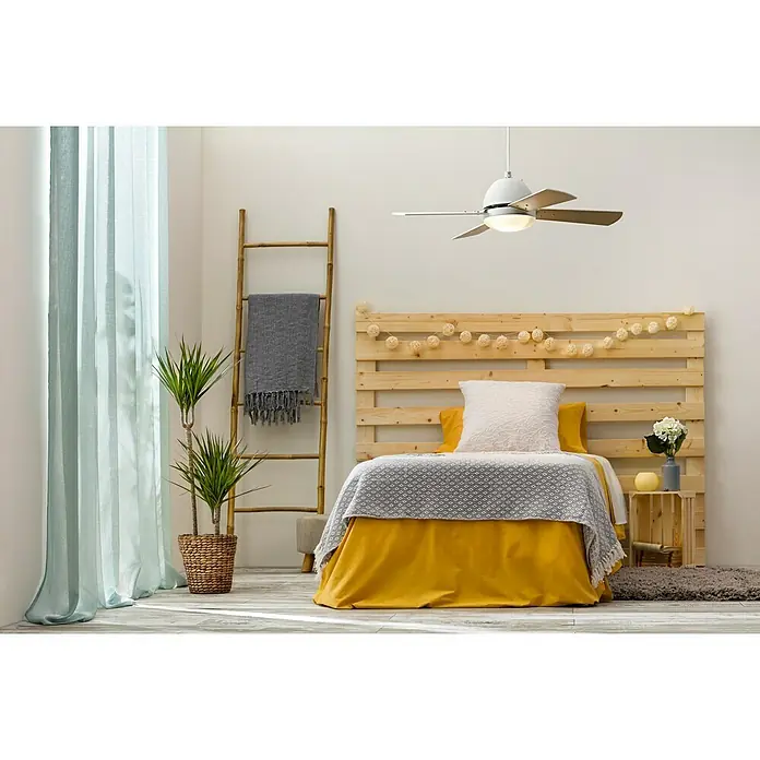 Leds-C4 Ventilador de techo Borneo - Blanco, 106 cm, 40 W - Interior de dormitorio con ventilador de techo, cama con ropa de cama amarilla, escalera y plantas para un ambiente acogedor.