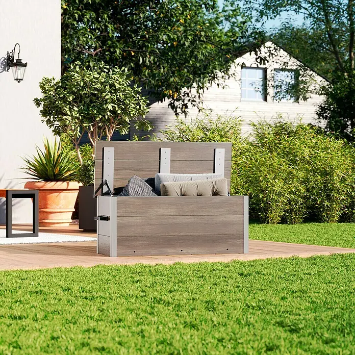 Dobar Garten-Aufbewahrungsbox - L x B x H: 115 x 45 x 86 cm, Silbergrau, Verbundwerkstoff - Diese Aufnahme zeigt eine moderne, offene Gartenbox aus Holz mit silbernen Akzenten, die auf einer Holzterrasse im Freien steht.