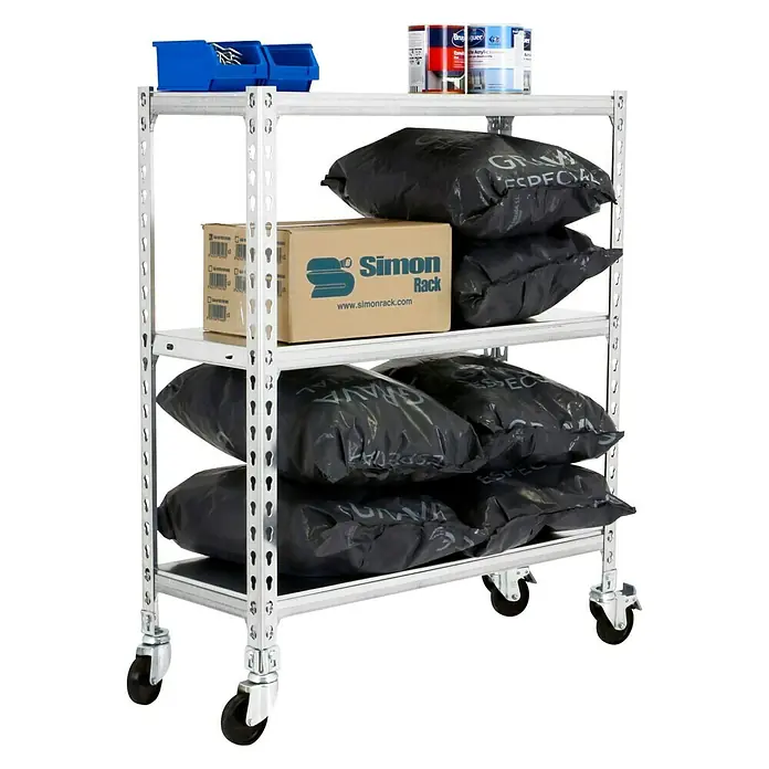 Simonrack Simonclick Estantería metálica Mobile Plus - Al x An x Pr: 90 x 100 x 30 cm, Número de baldas: 3 ud., Inserción, Galvanizado - Un estante metálico con ruedas y tres estantes, cargado con contenedores, latas de pintura, cajas de cartón y artículos embalados en bolsas negras.